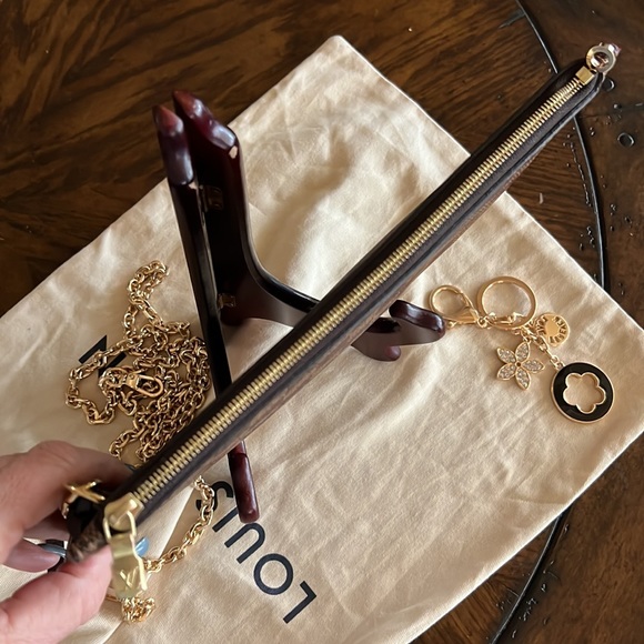 Sold!❤️   Louis Vuitton Neverfull Pouch Mm GM  Damier Ebene w/Crossbody Hardware - Picture 8 of 16